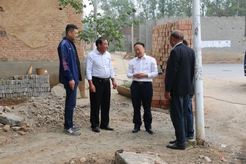 扶貧路上  攜手同行——弘義集團黨委書記、董事長張秀峰一行 到定點幫扶村調(diào)研